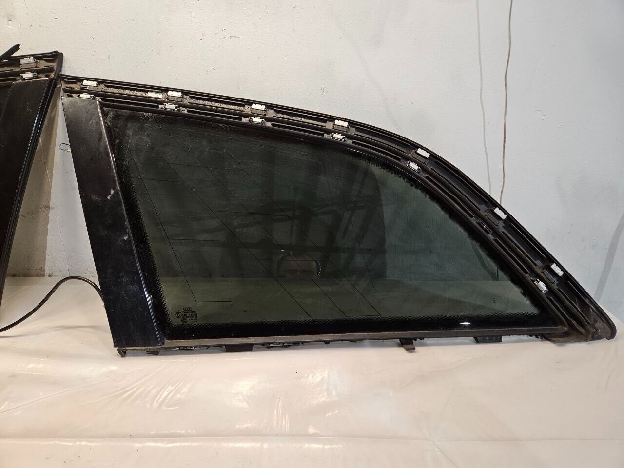 2007-2015 AUDI Q7 REAR RIGHT QUARTER WINDOW GLASS & TRIM MOLDING 4L0853345B OEM