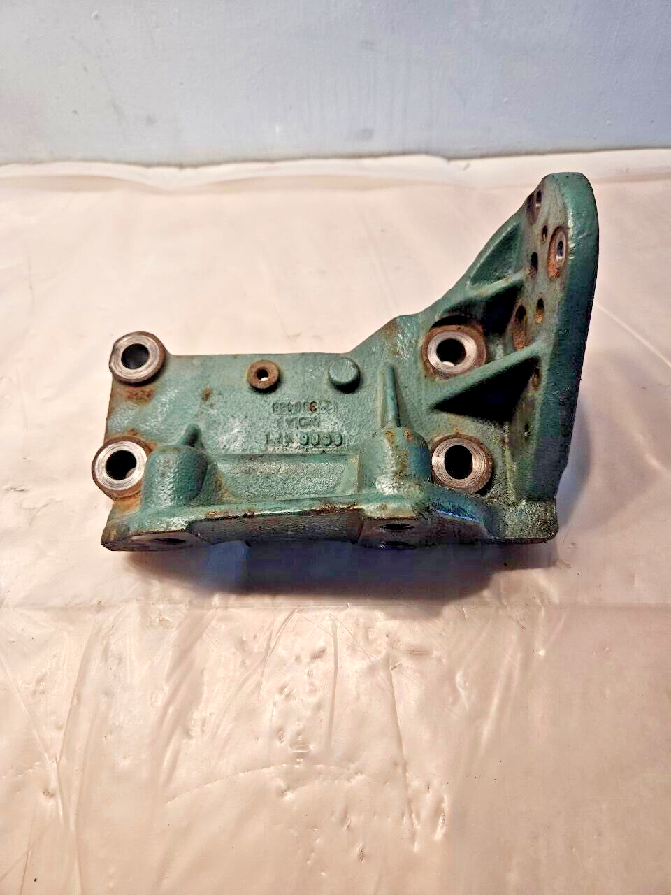 2017 VOLVO D13 DIESEL ENGINE TENSIONER MOUNTING BRACKET 21399468 OEM