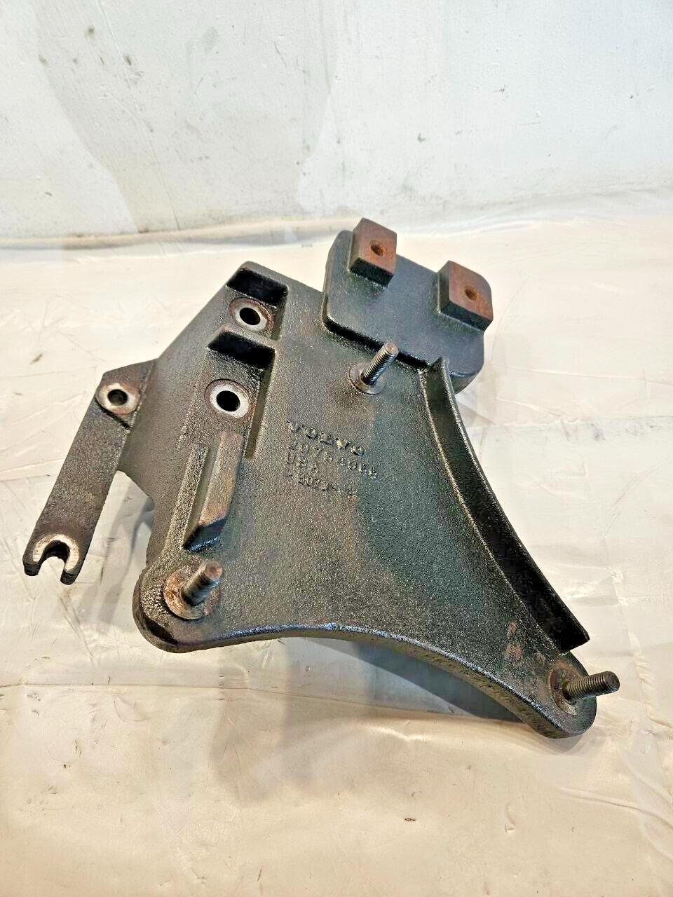 CUMMINS ISX ENGINE FAN HUB BRACKET MOUNTING VOLVO 20754966 OEM