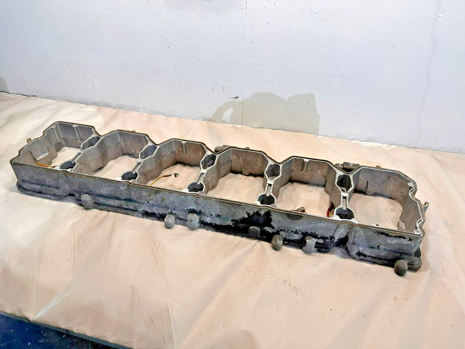 Cummins ISC Diesel Engine Rocker Housing P/N Cummins Valve Cover Base 3967264 OE