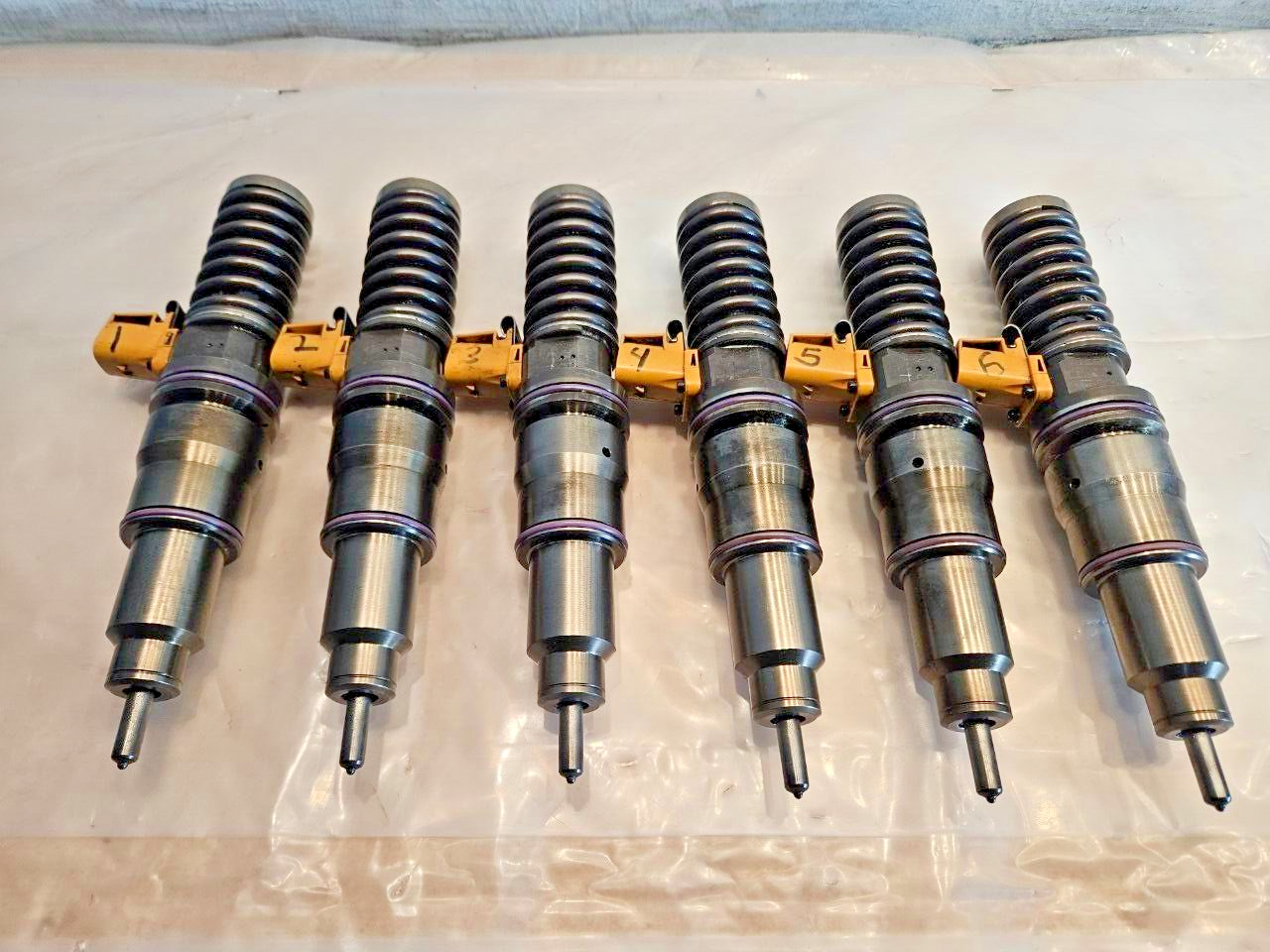 Set of 6 VOLVO D12 Diesel Engine fuel injectors 20547351 Low mileage OEM