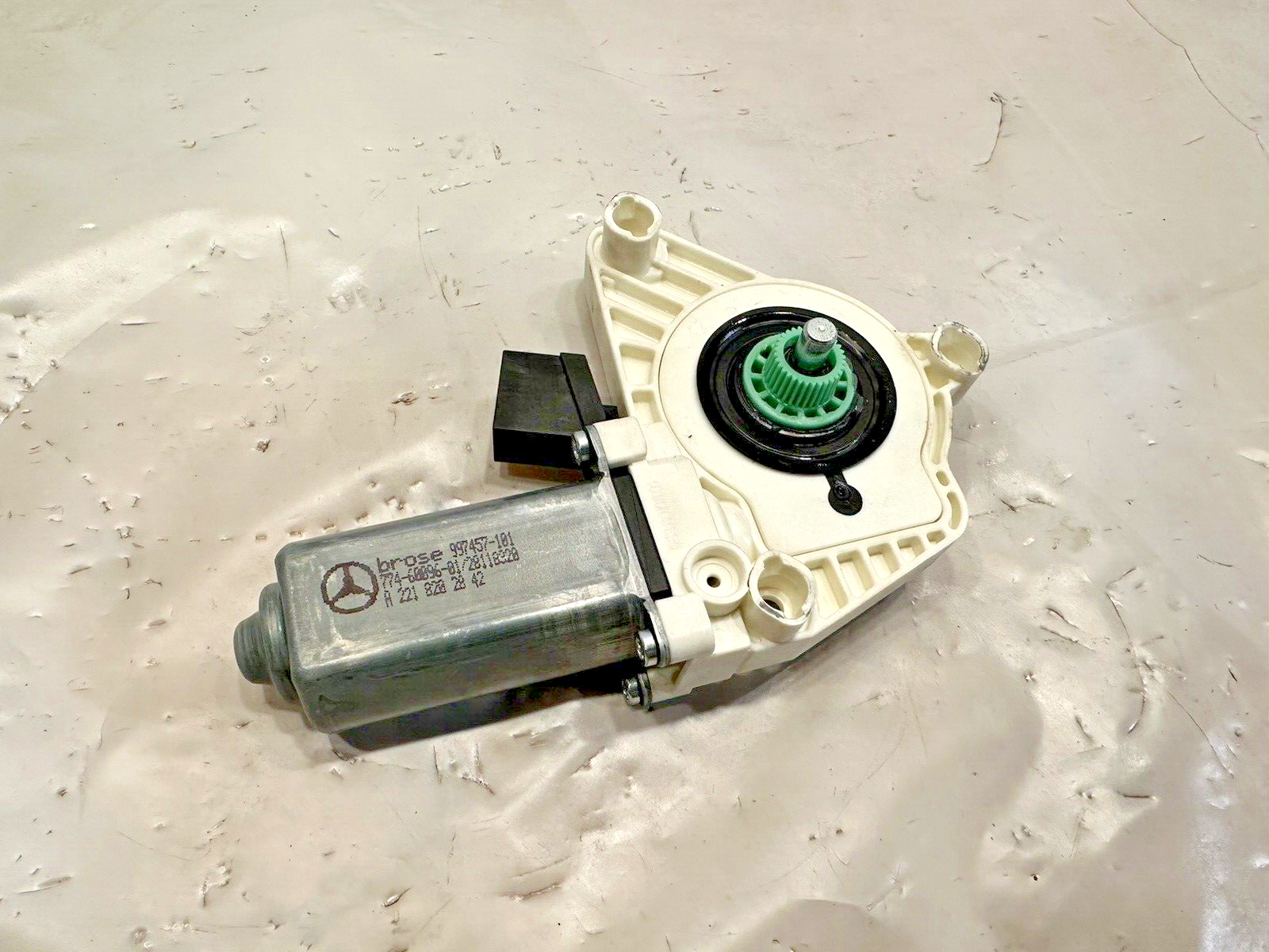 2009 MERCEDES BENZ S-550 FRONT RIGHT WINDOW MOTOR A2218282842 OEM