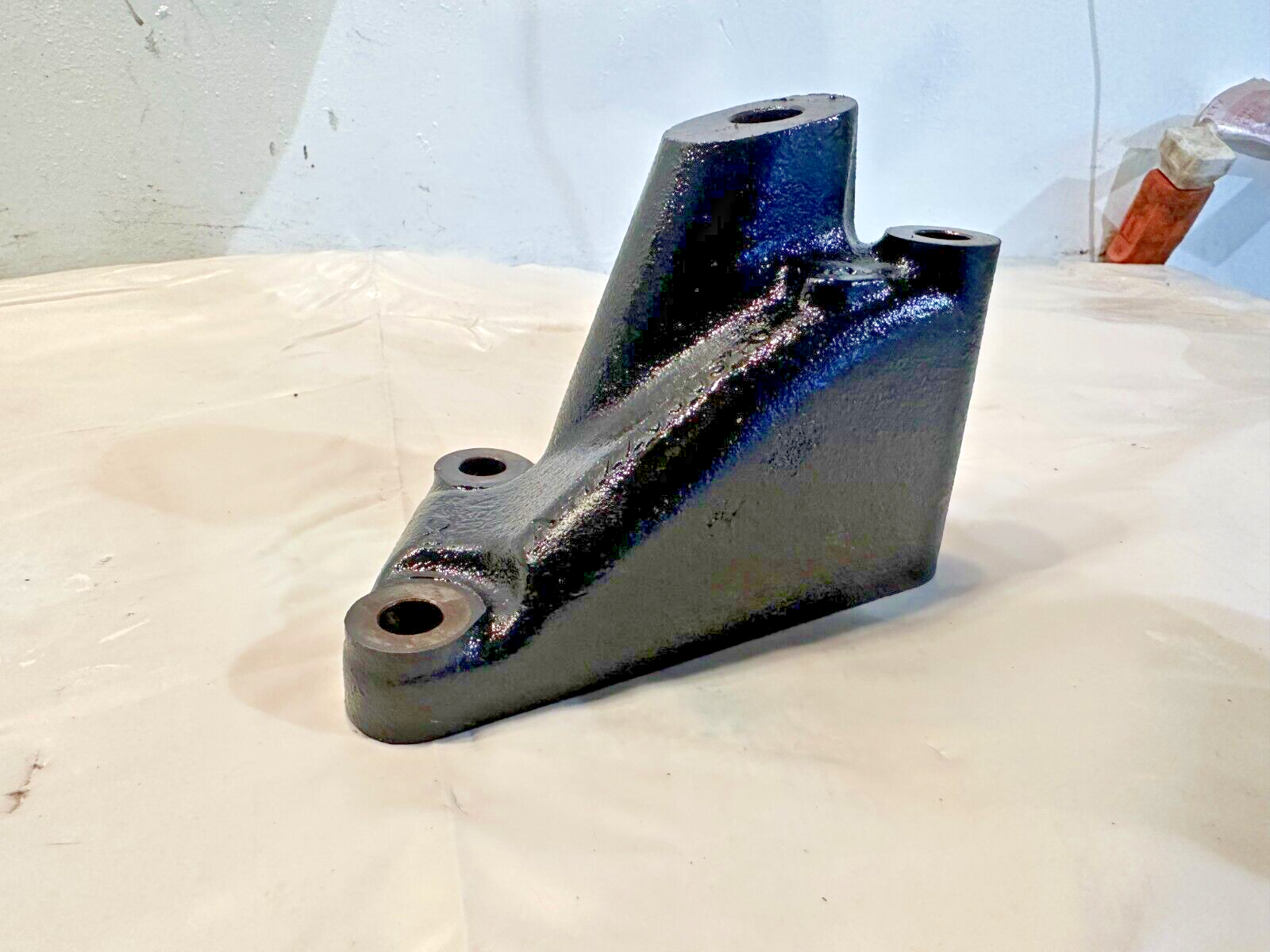 DETROIT DIESEL DD15 ENGINE BELT TENSIONER MOUNT BRACKET A4722030540 OEM