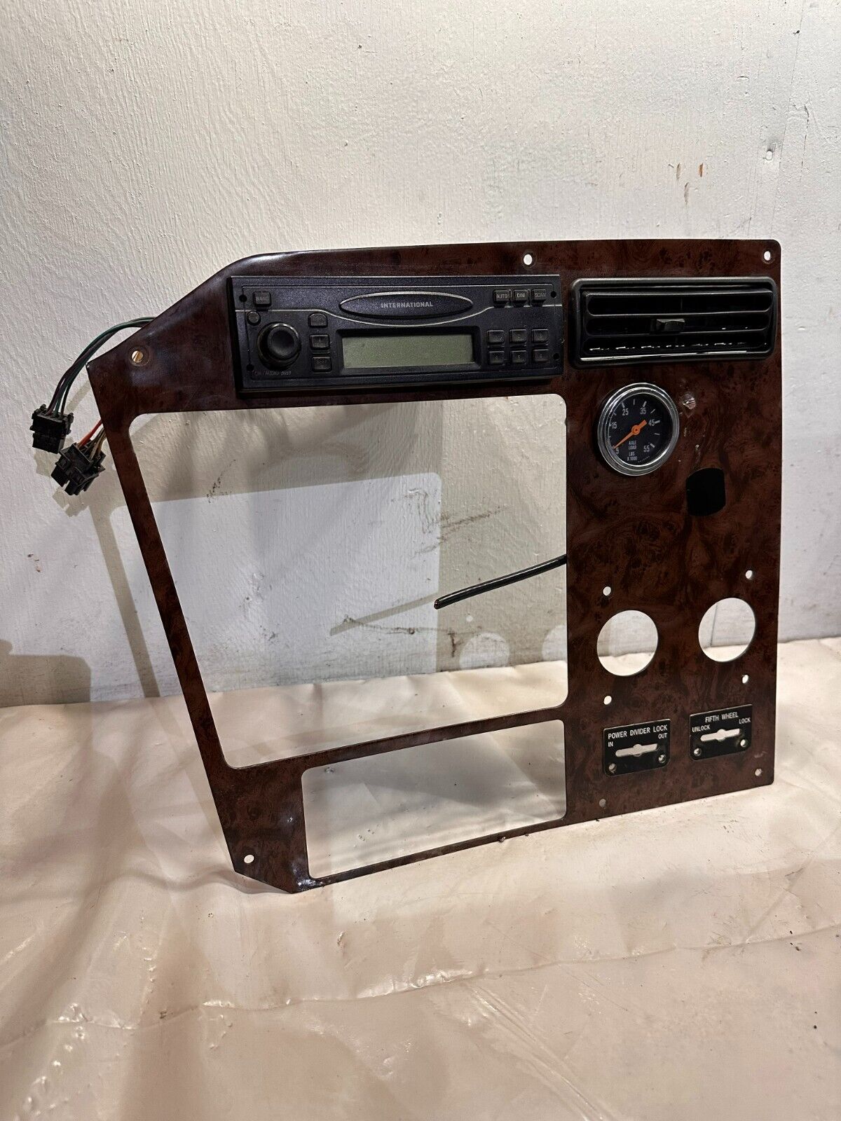 International DASH CLUSTER with DELPHI TUNER (Radio) 21003880 Axle Load OEM