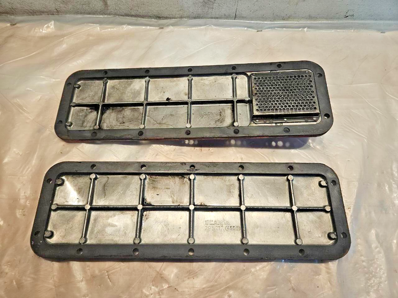 Set of 2 SCANIA DS11 Diesel Engine Side Covers 0295217 0295218 OEM