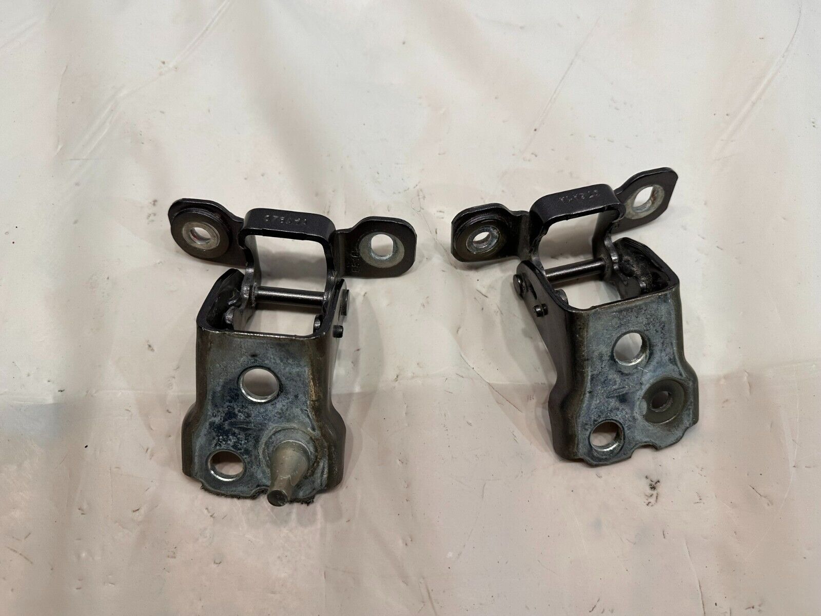 2 Of 10-18 FORD TAURUS SHO FRONT RIGHT PASSENGER SIDE DOOR HINGES OEM 231627 OEM