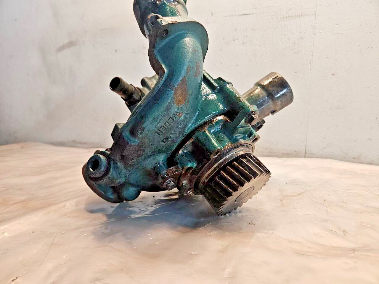 2006 VOLVO D12 DIESEL ENGINE WATER PUMP & HOUSING ASSEMBLY 20714198 OEM