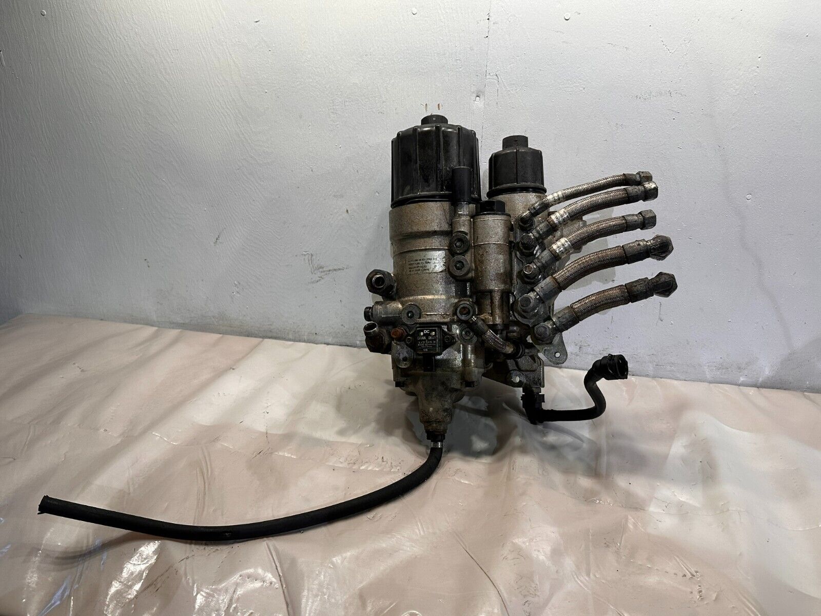 Detroit DD15 Fuel Filter Housing A4720900552 with Fuel CoolerA4720780079 OEM