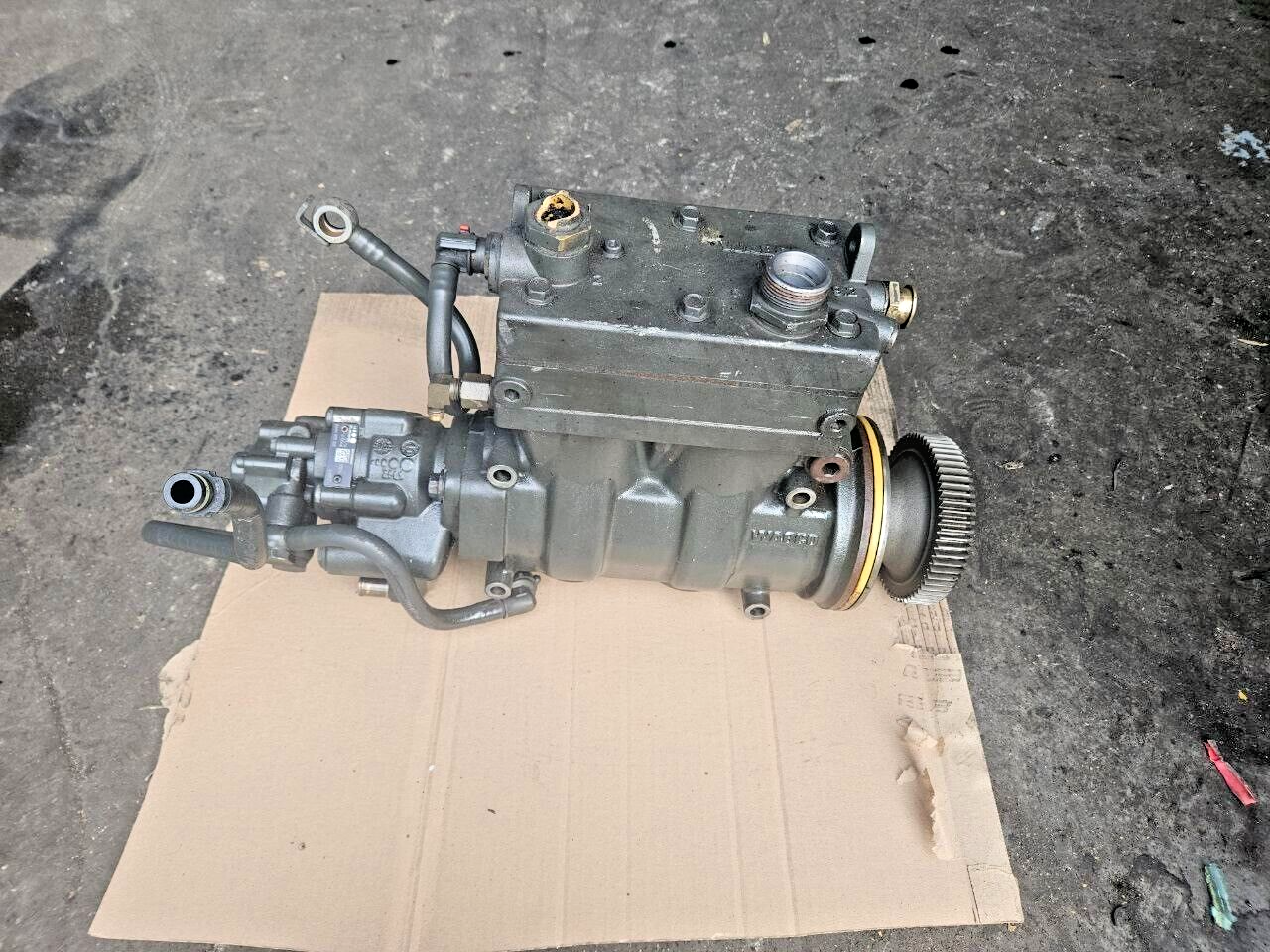 EPA10 Paccar MX13 Diesel Engine 2 Cyl Air Compressor 1977704 With Fuel Pump OEM