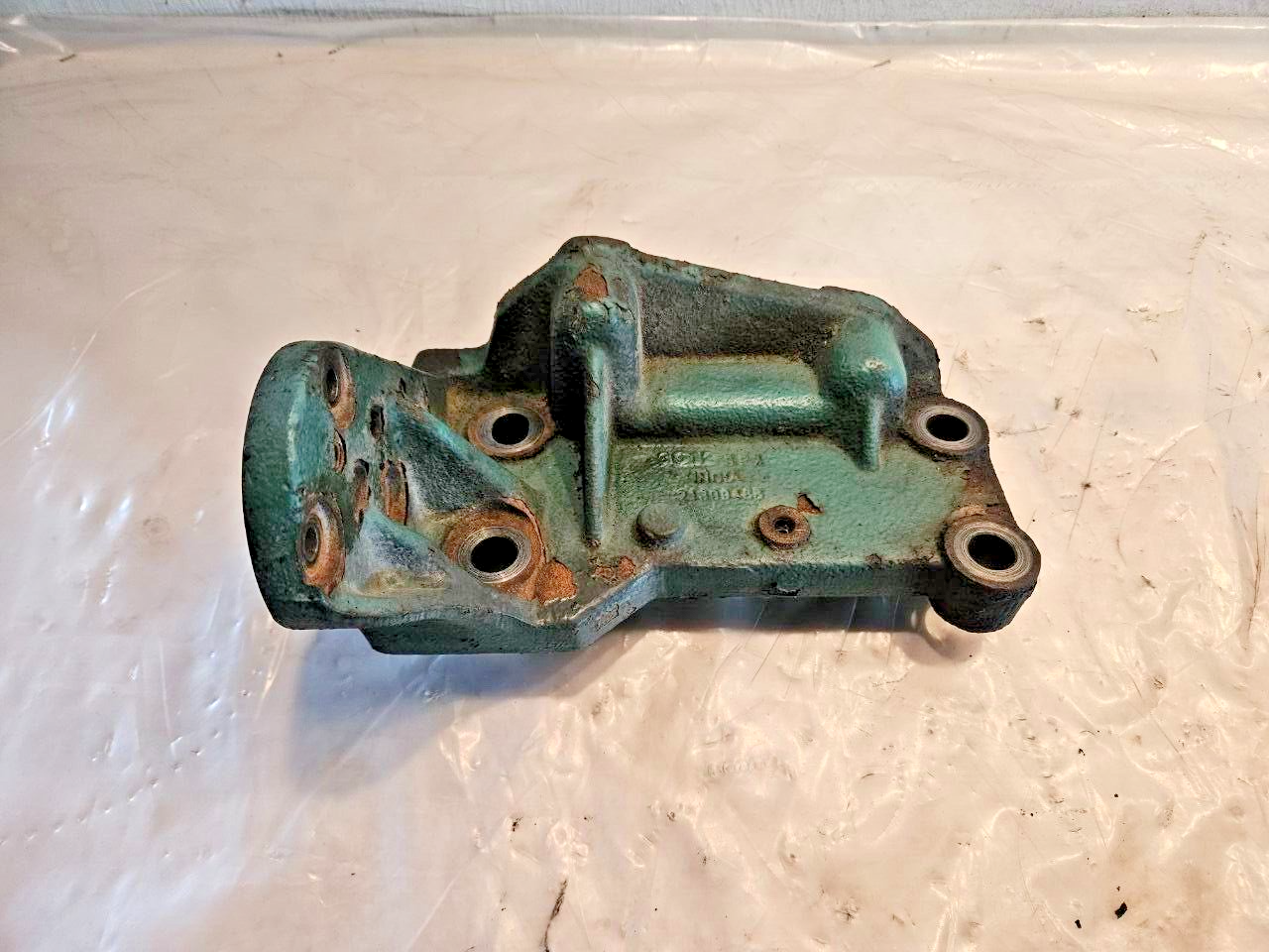 GENUINE VOLVO D13 DIESEL ENGINE BELT TENSIONER BRACKET 21399468 OEM