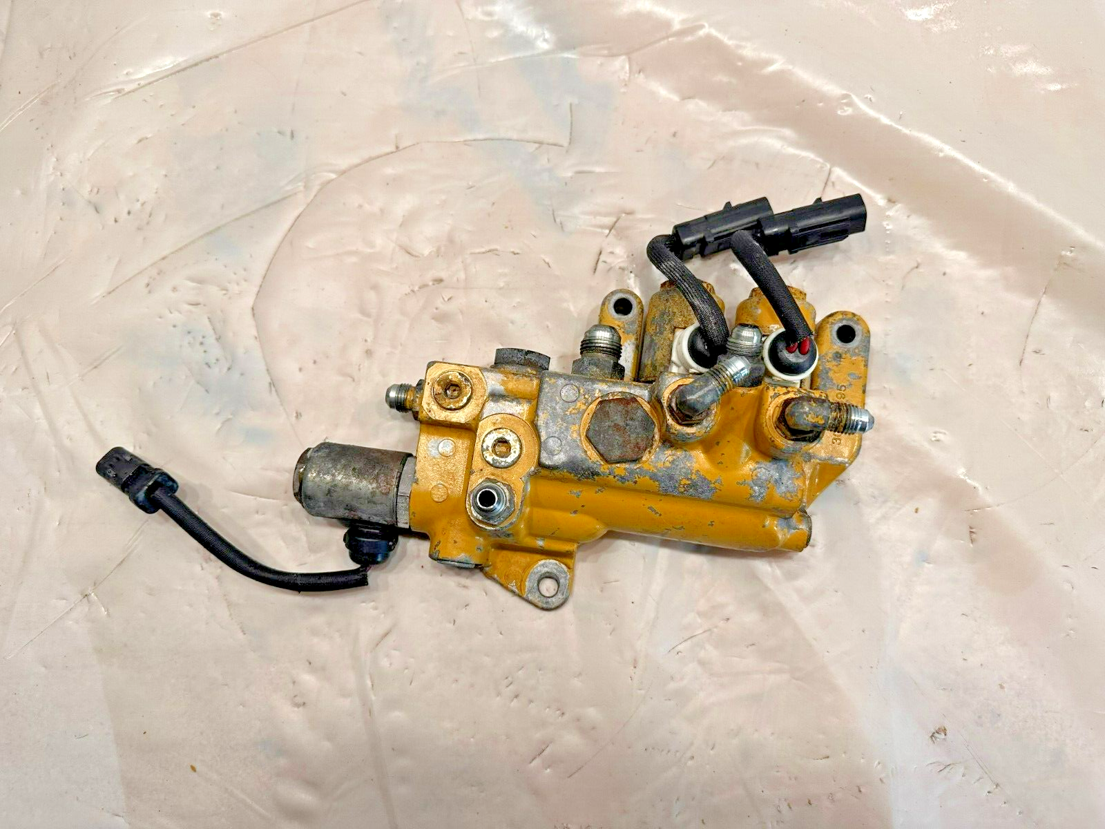 07-09 CAT Caterpillar C7 Diesel Engine Fuel Line Manifold OEM 300-3395