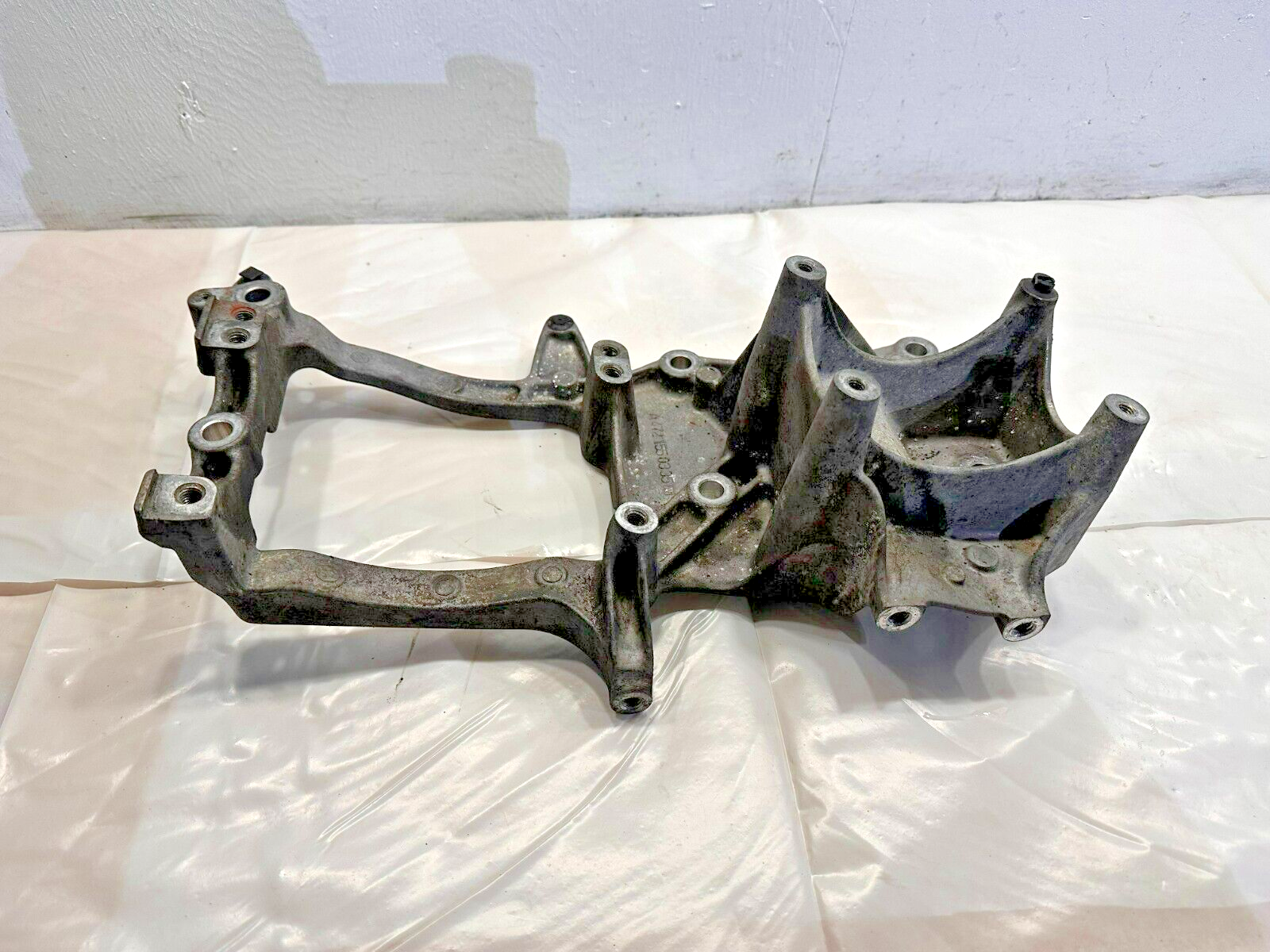 Detroit DD15 Diesel Engine Alternator Bracket A/C Bracket A4721550335 OEM