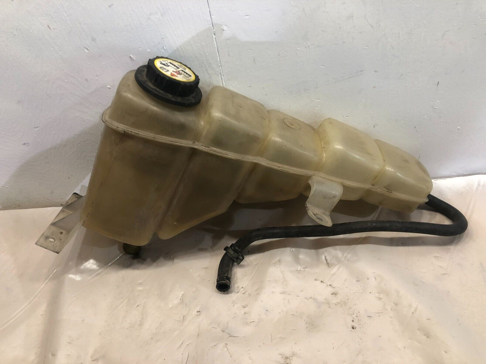 Ford F-250/F-350/F-450/F-550 Super Duty Coolant Reservoir 1999-2004 w/ Cap OEM