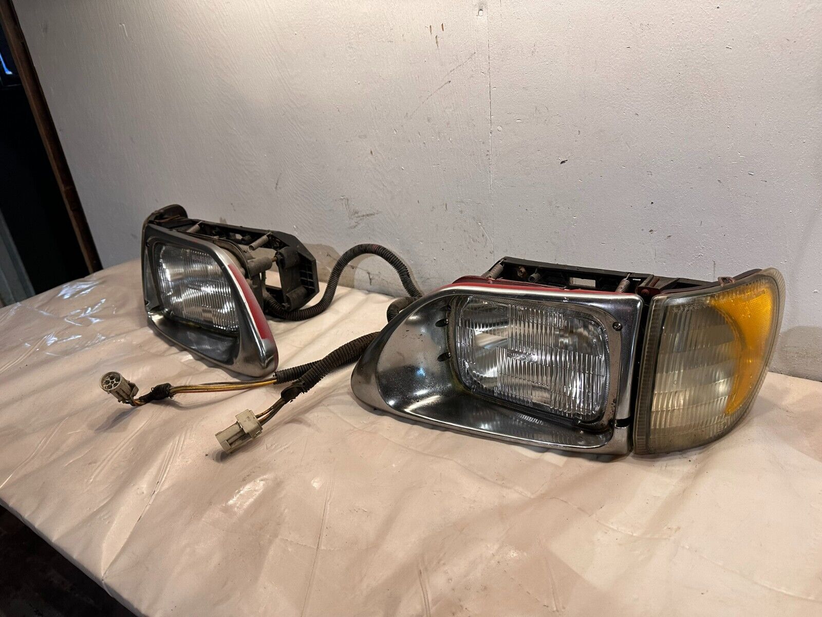 Set of 2 Genuine 2009 International 9400i LH/RH Headlight Assy 3502928C95 OEM