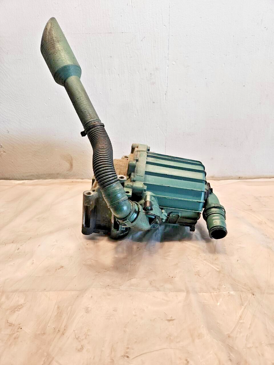 2016 Volvo D13 Engine Crankcase Ventilation Oil Water Separator 21373547 OEM