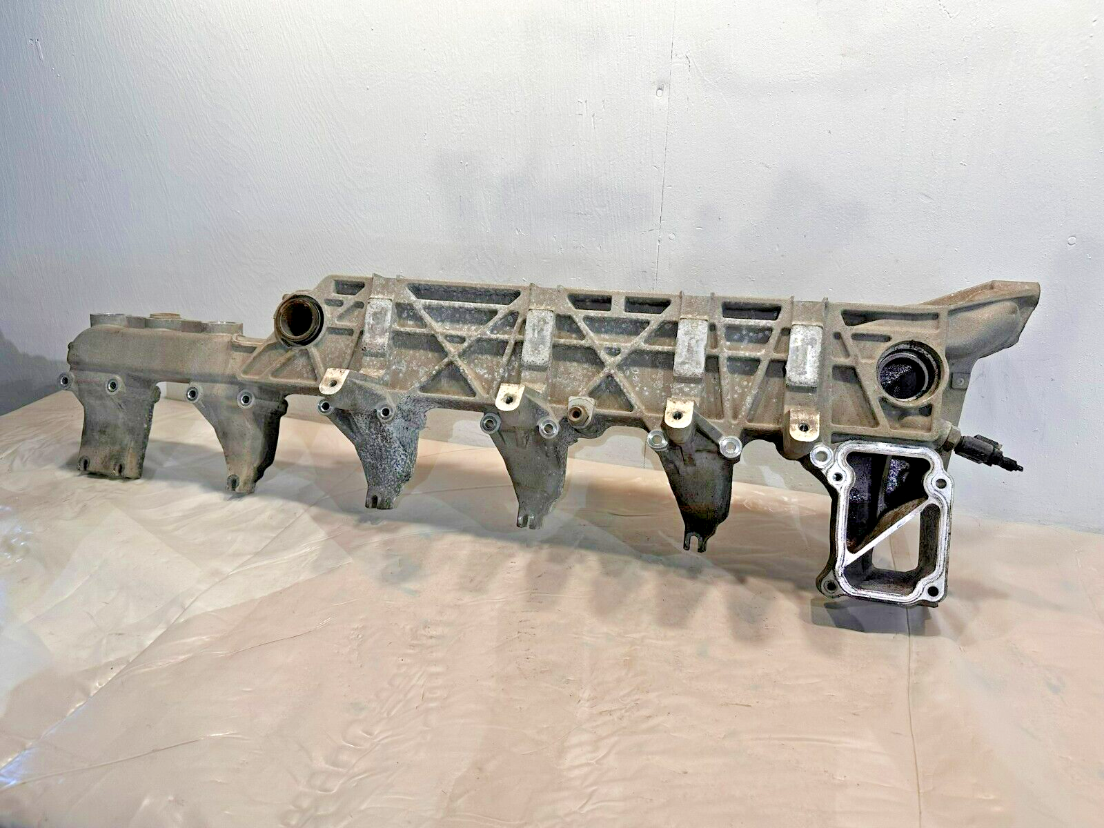 DETROIT DIESEL DD15 ENGINE EGR COOLER MANIFOLD BRACKET A4722030201 OEM