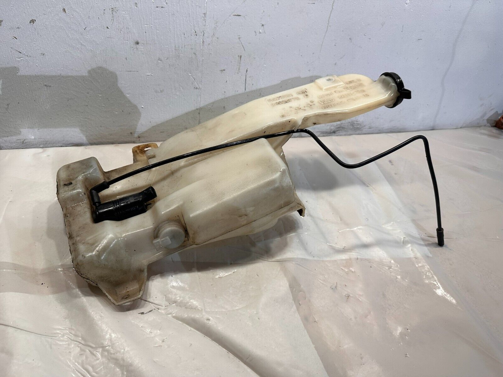 2005 CHEVROLET SILVERADO GMC SIERRA 2500HD WINDSHIELD WASHER FLUID BOTTLE