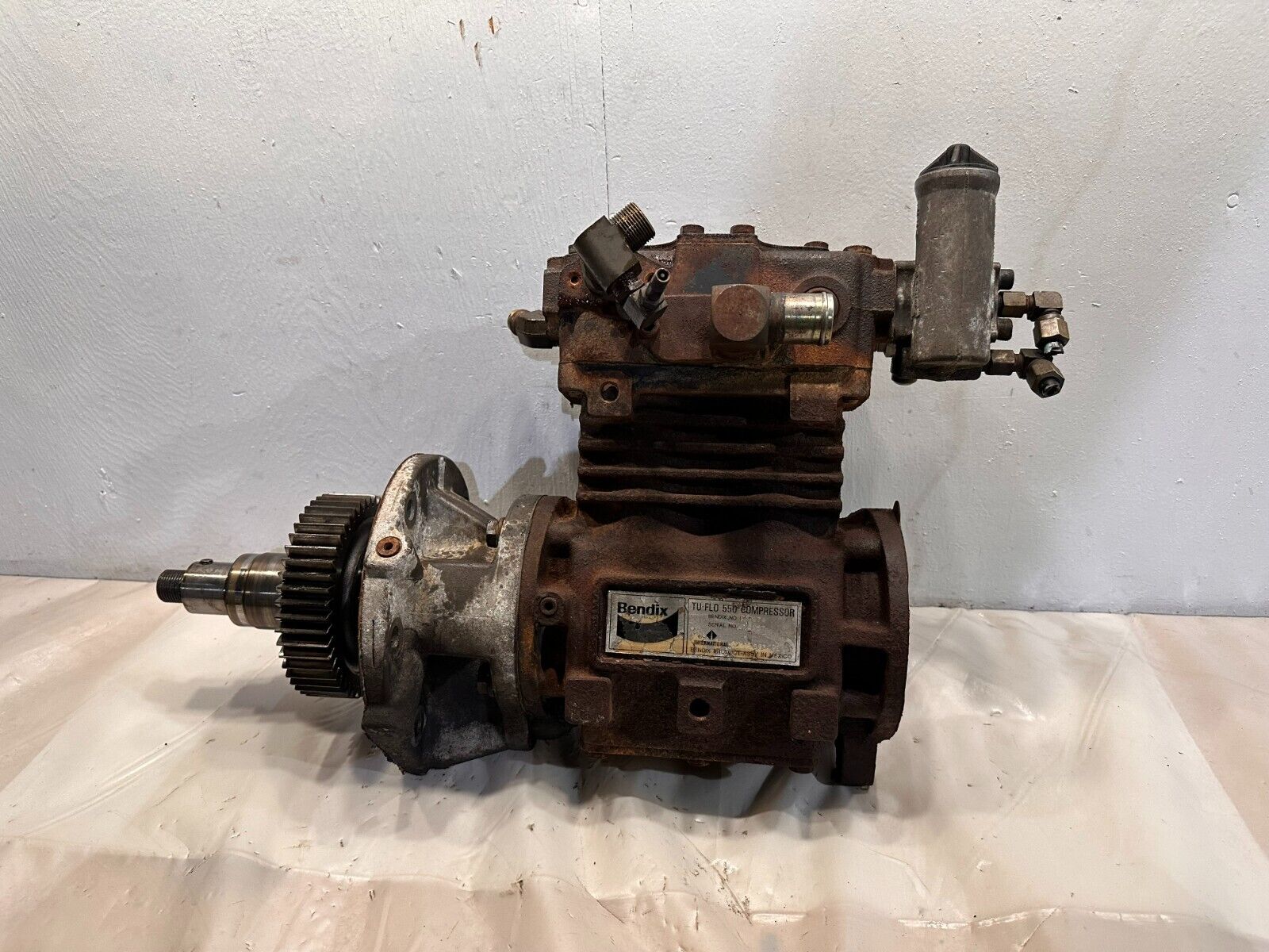 Cummins N14 Diesel Engine Bendix TU-FLO 550 COMPRESSOR w Accessory Drive 3072367