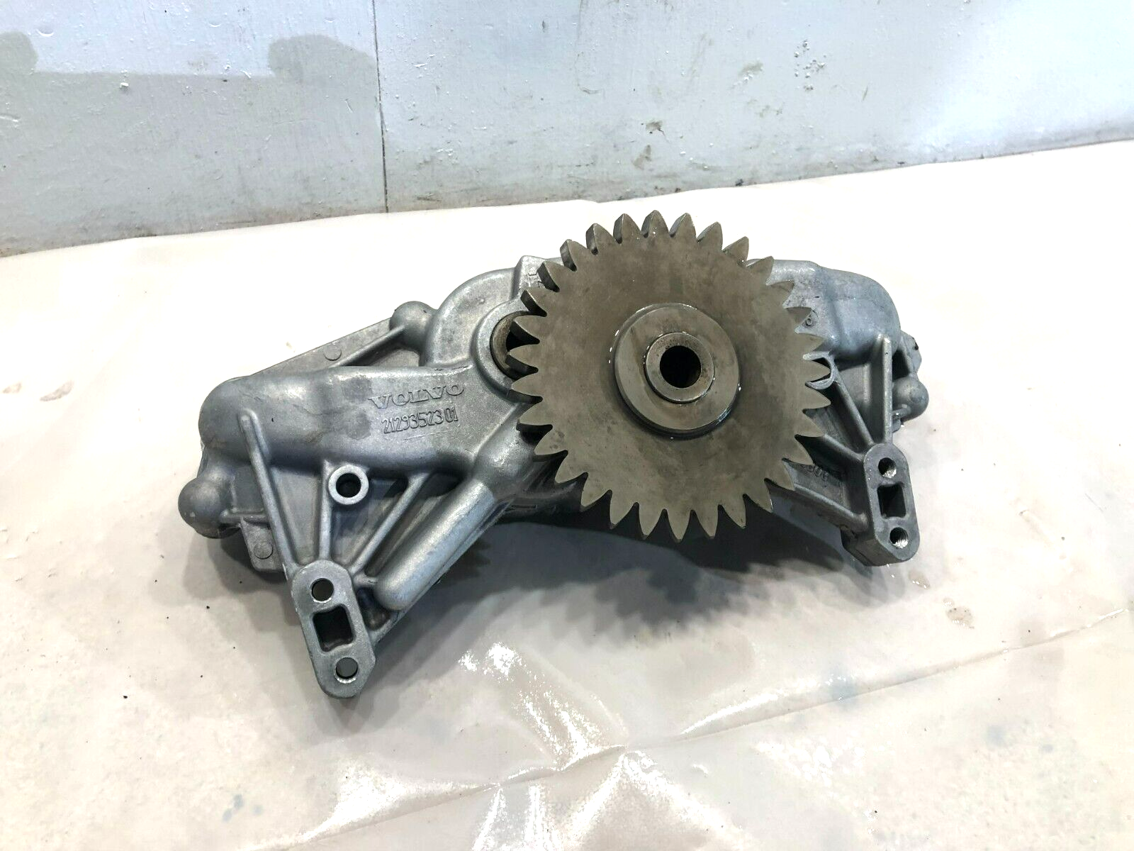 For Parts 2017 Volvo D13 Diesel Engine Oil Pump 2129352301 OEM