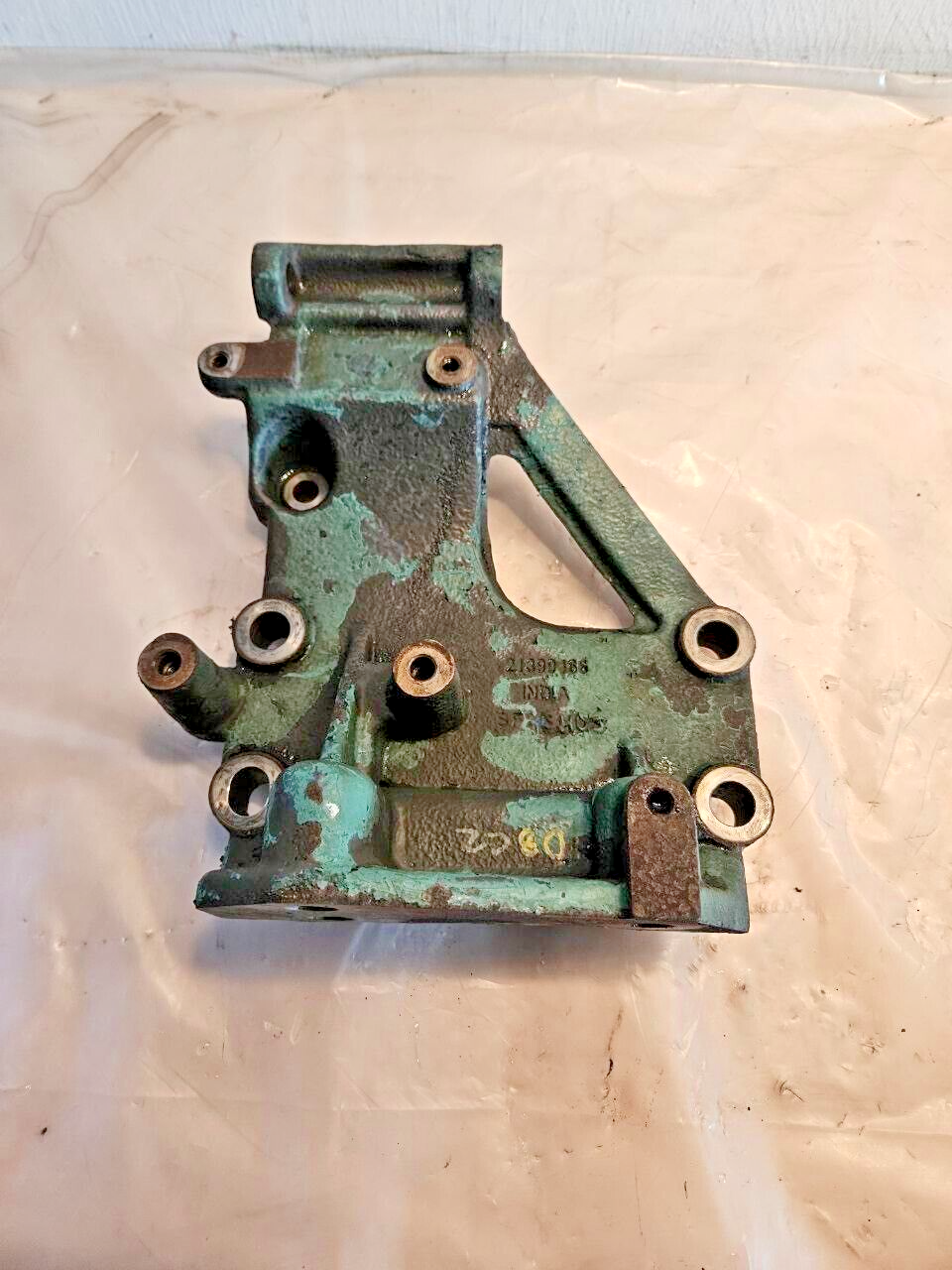 VOLVO D13 DIESEL ENGINE ALTERNATOR BRACKET 21399466 OEM