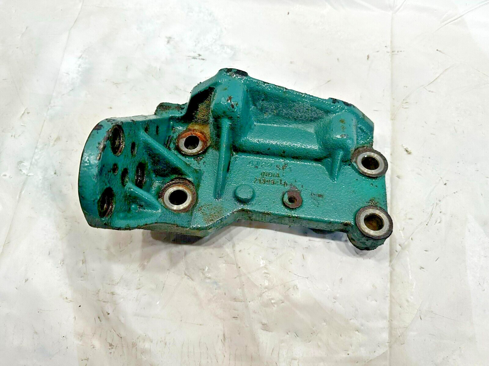 VOLVO D13 DIESEL ENGINE BELT TENSIONER BRACKET 21399468 OEM