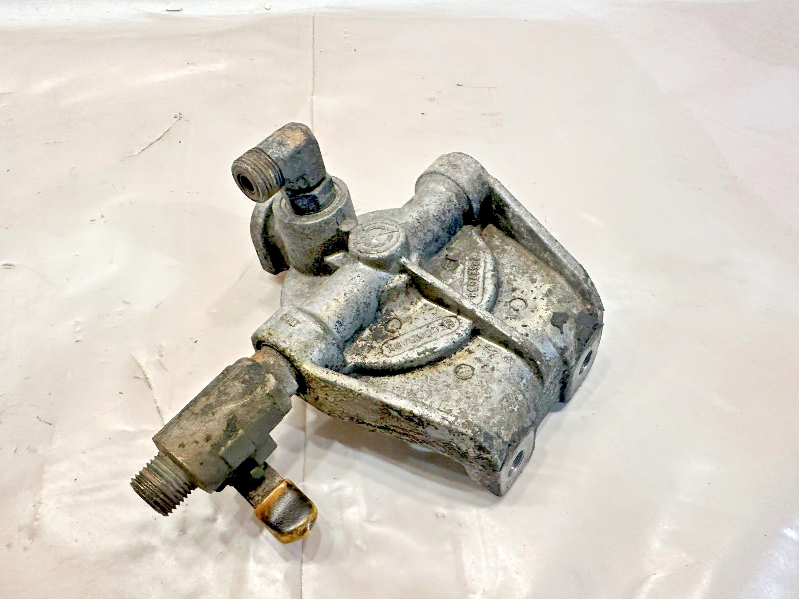 2004 Detroit Series 60 14.0 diesel engine fuel filter housing 23527663 OEM