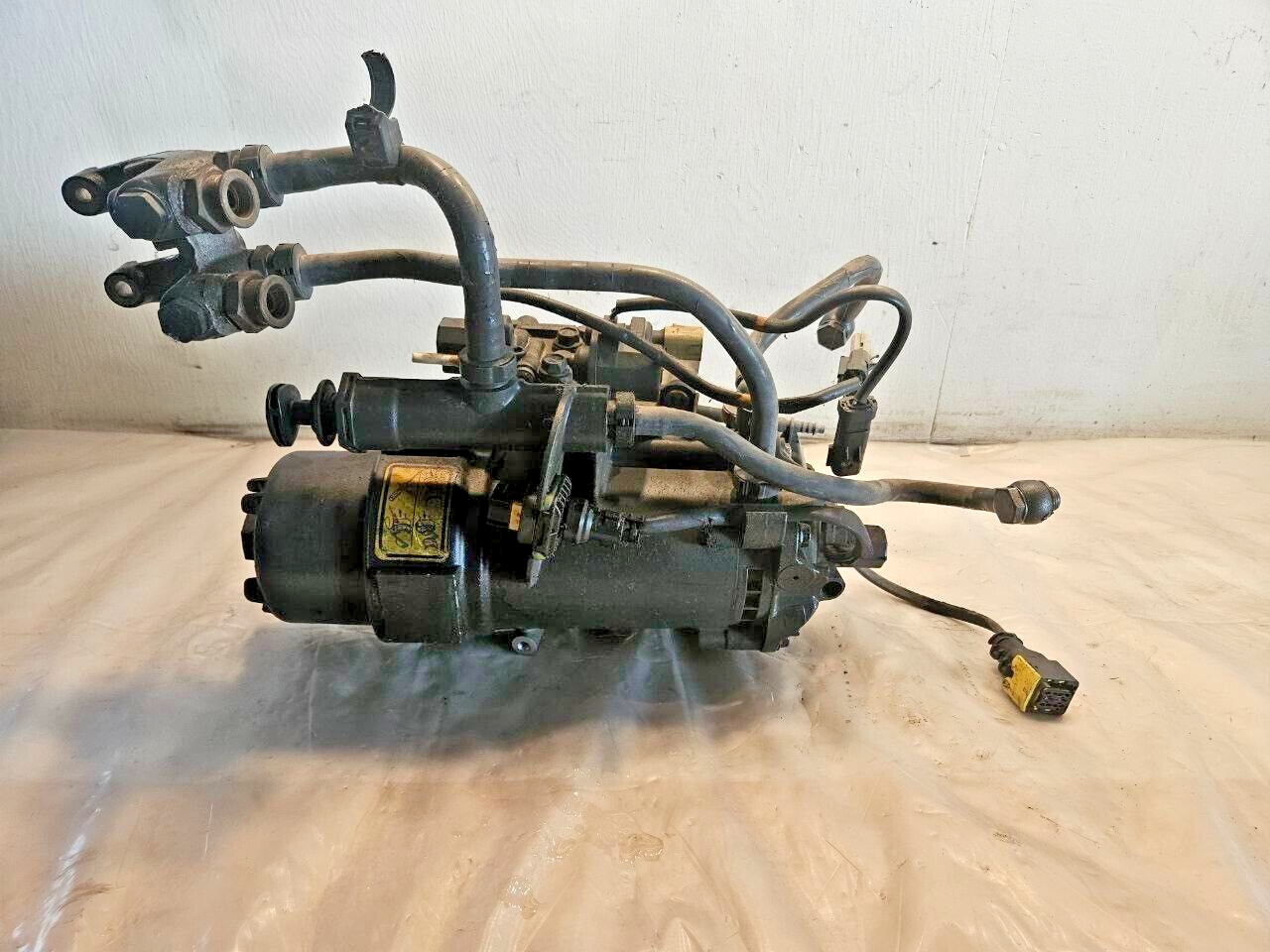 2017 Paccar MX13 Diesel Engine Fuel Filter Base Housing 1951944 OEM 1857675