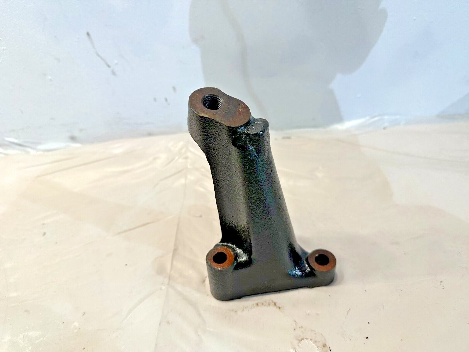 DETROIT DIESEL DD15 RADIATOR MOUNTING SUPPORT BRACKET A4722030240 OEM